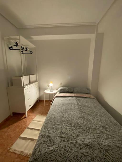 Rooms In Spacious Beach Flat In Валенсия Экстерьер фото